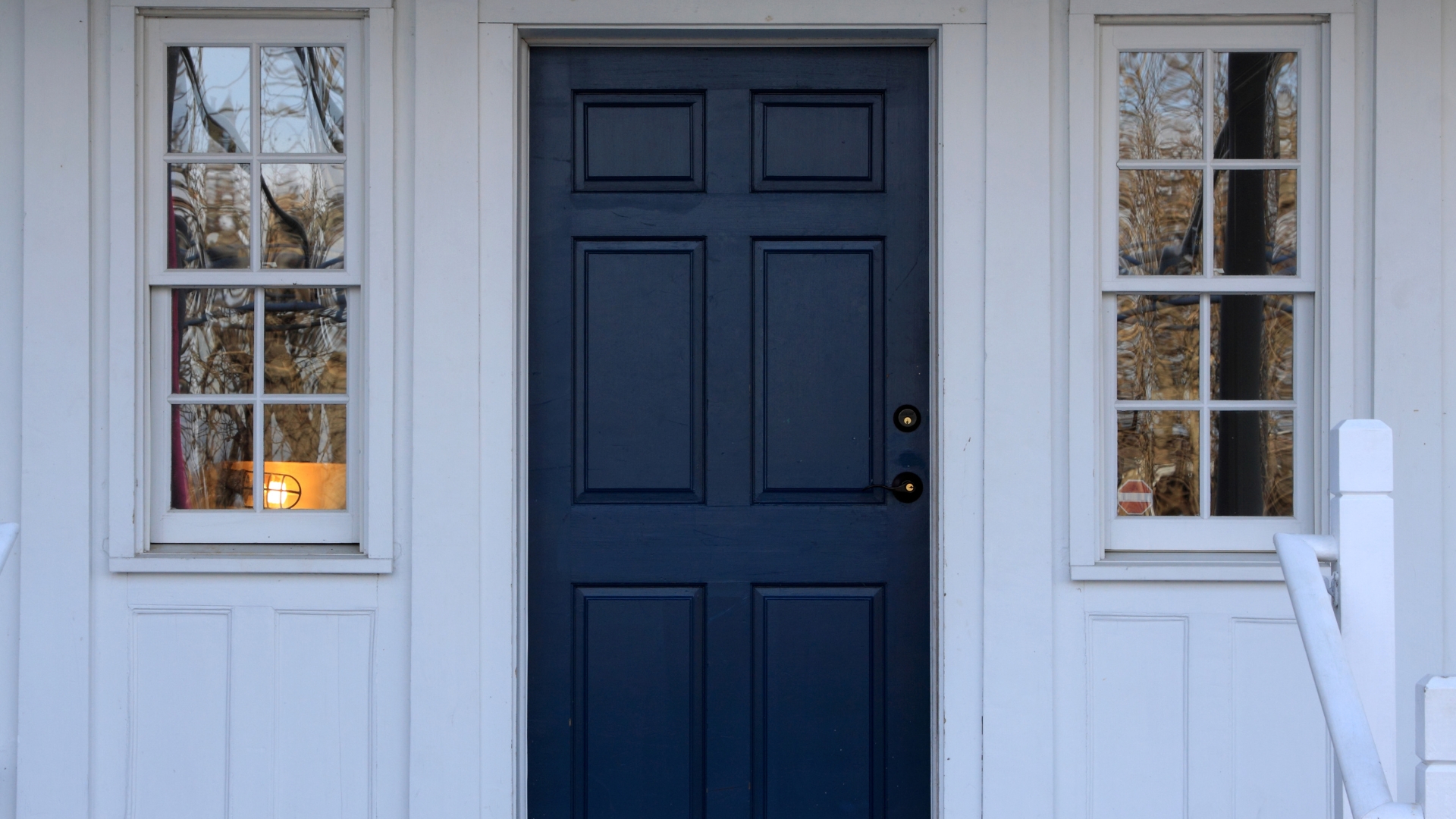 porte en bois bleue de la maison avant
