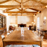 Salle à manger campagnarde de style rustique avec cheminée et grande table en bois