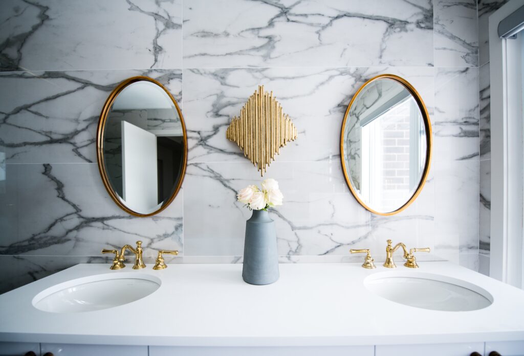 Salle de bain en marbre blanc et gris avec double vasque