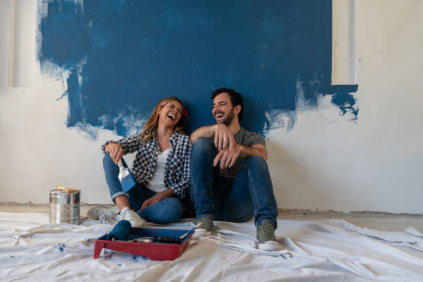 Couple heureux lors de la rénovation de leur logement