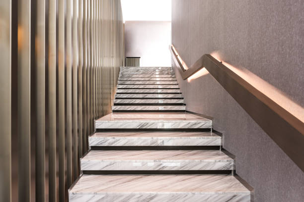 Escalier moderne en marbre blanc luxueux avec lumières