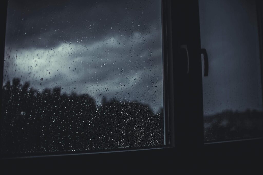 Fenêtre avec de la pluie