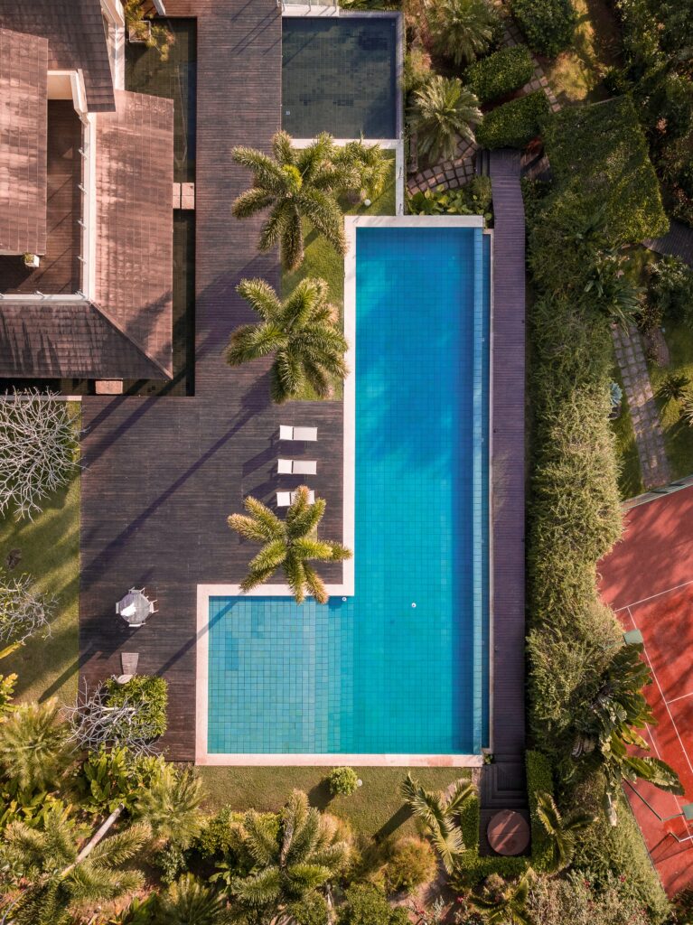 Vue du ciel, grande terrasse en bois avec piscine