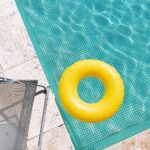 Bouée jaune flottant dans une piscine