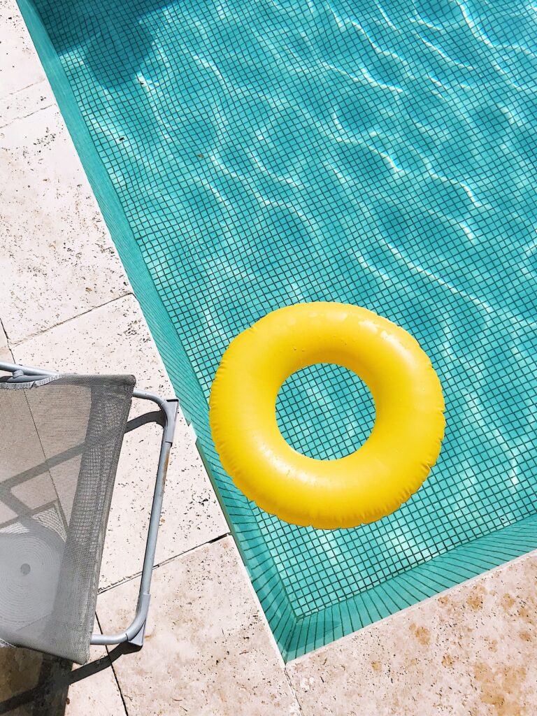 Bouée jaune flottant dans une piscine
