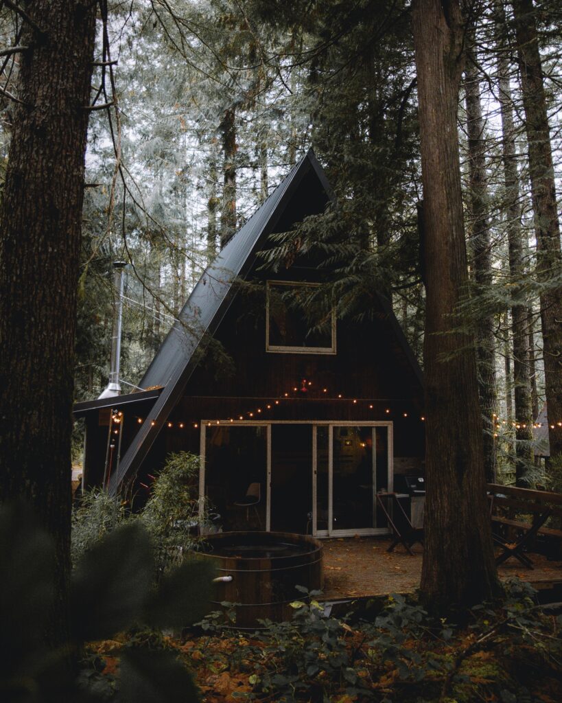 Extérieur d'une maison en a dans une forêt