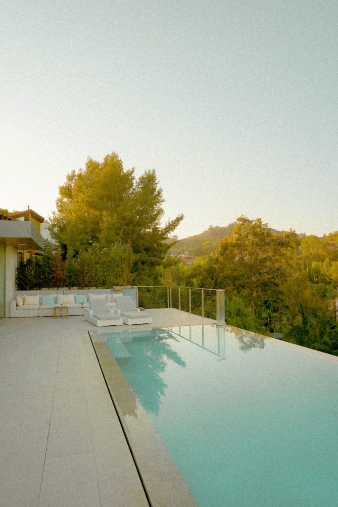 Maison moderne avec piscine à débordement