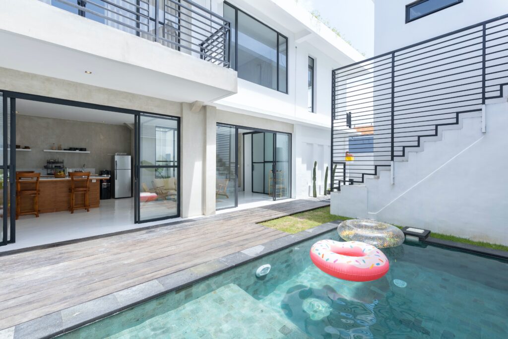 Maison moderne avec piscine extérieure