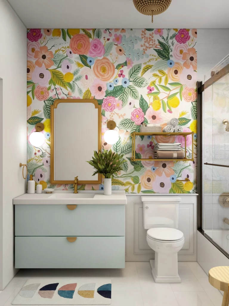 Salle de bain rénovée avec mur fleuri