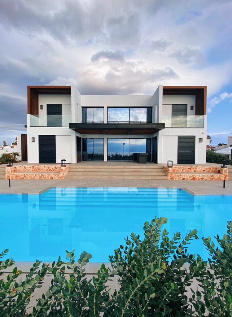 Maison moderne vue de l'extérieure avec piscine