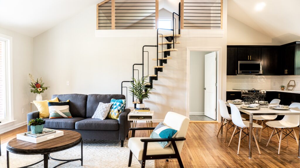 Aménagement d'un duplex appartement avec cuisine et escalier