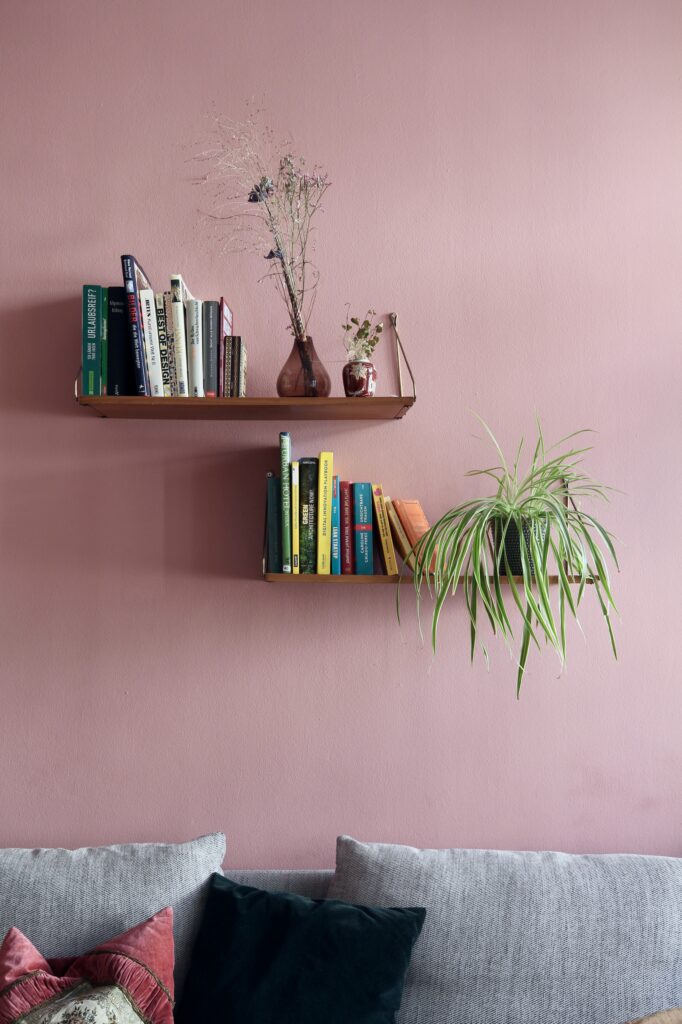 mur peint en rose dans un aménagement de petit espace