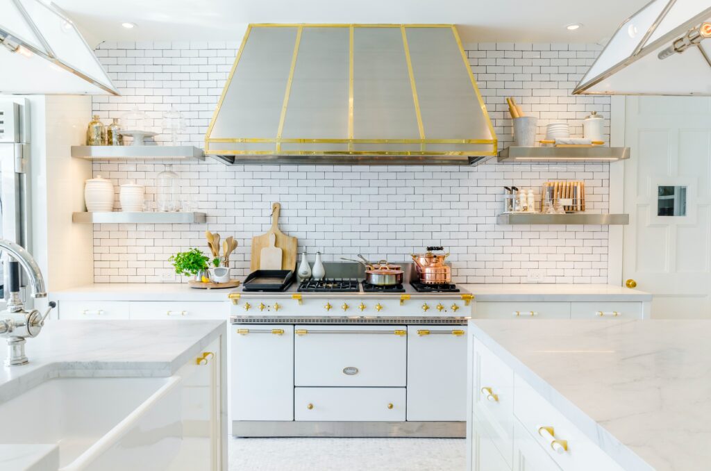 Piano de cuisson moderne blanc dans une cuisine complète