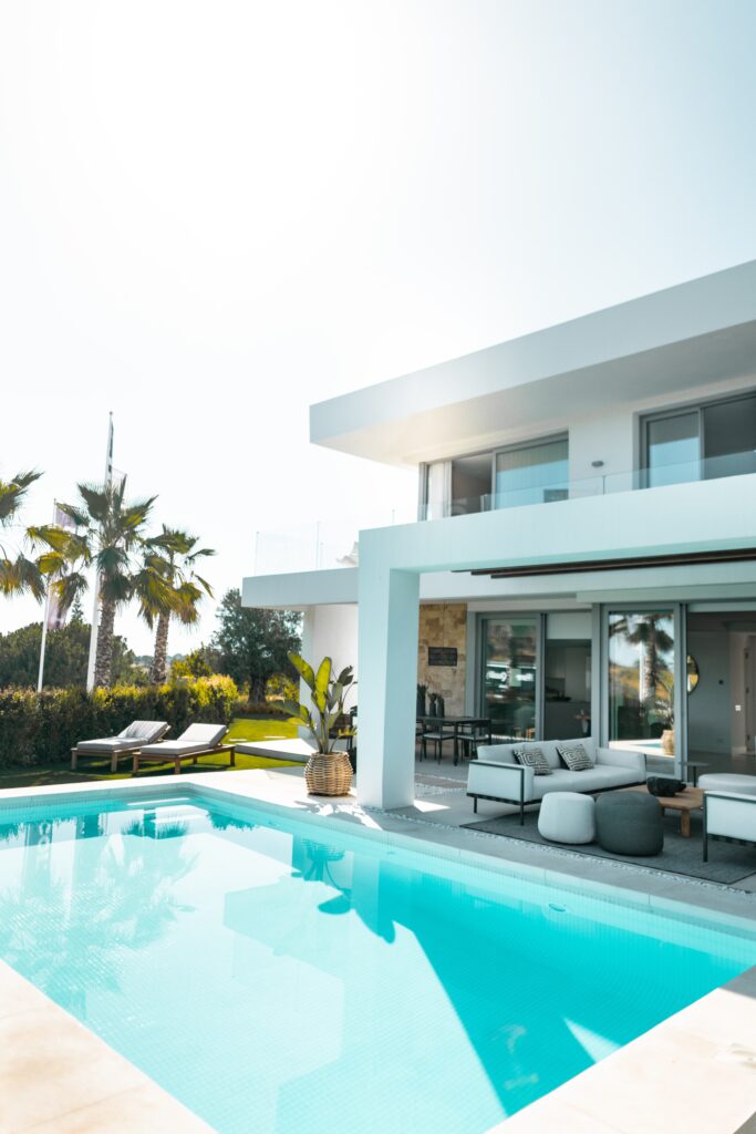 Villa moderne avec piscine et jardin d'été