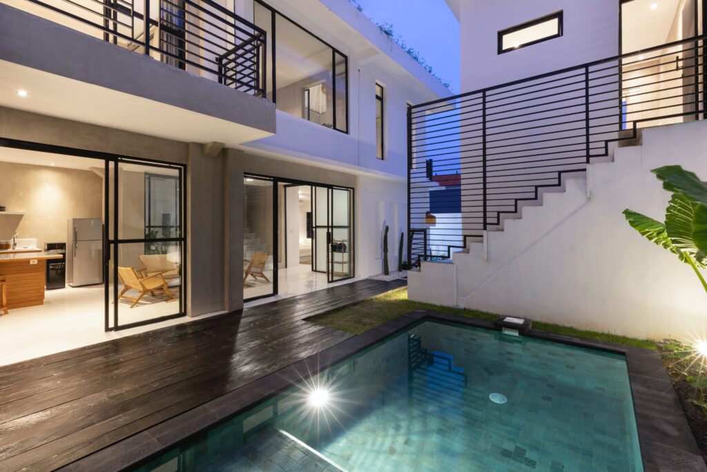 piscine intérieure enterrée moderne dans maison en U