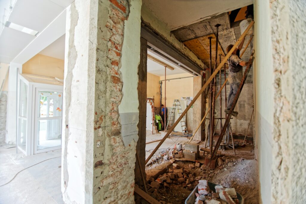 Travaux de démolition dans un appartement à rénover