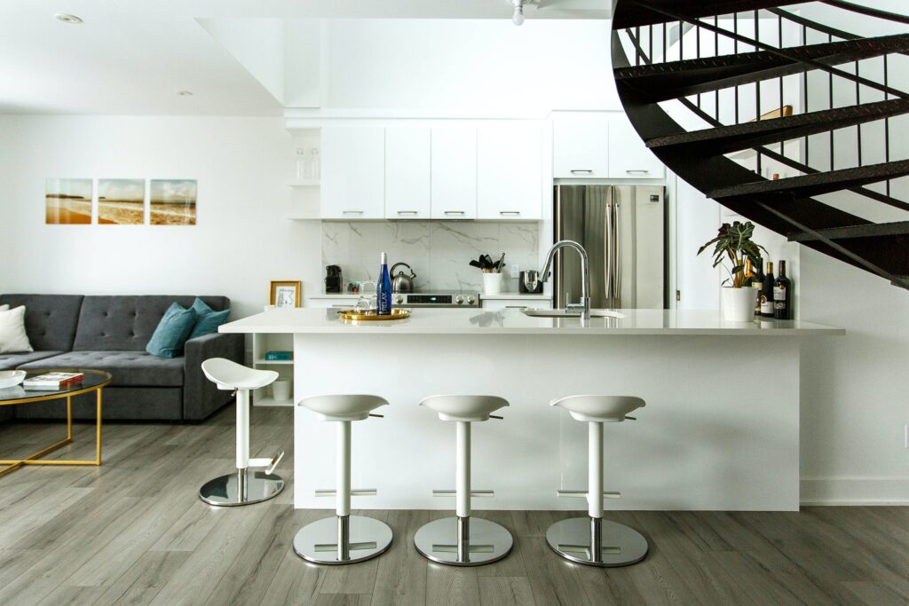Cuisine et escalier dans un appartement duplex