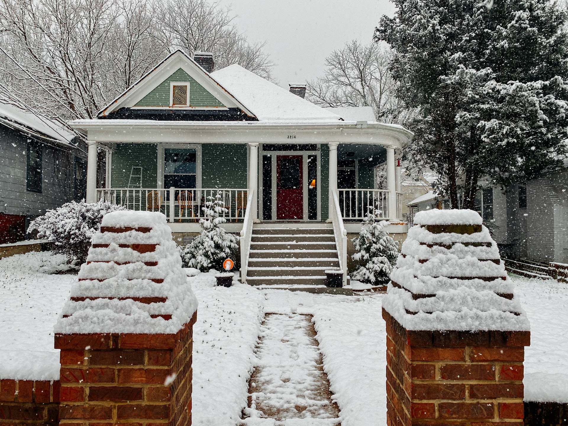 Maison en hiver dans la neige