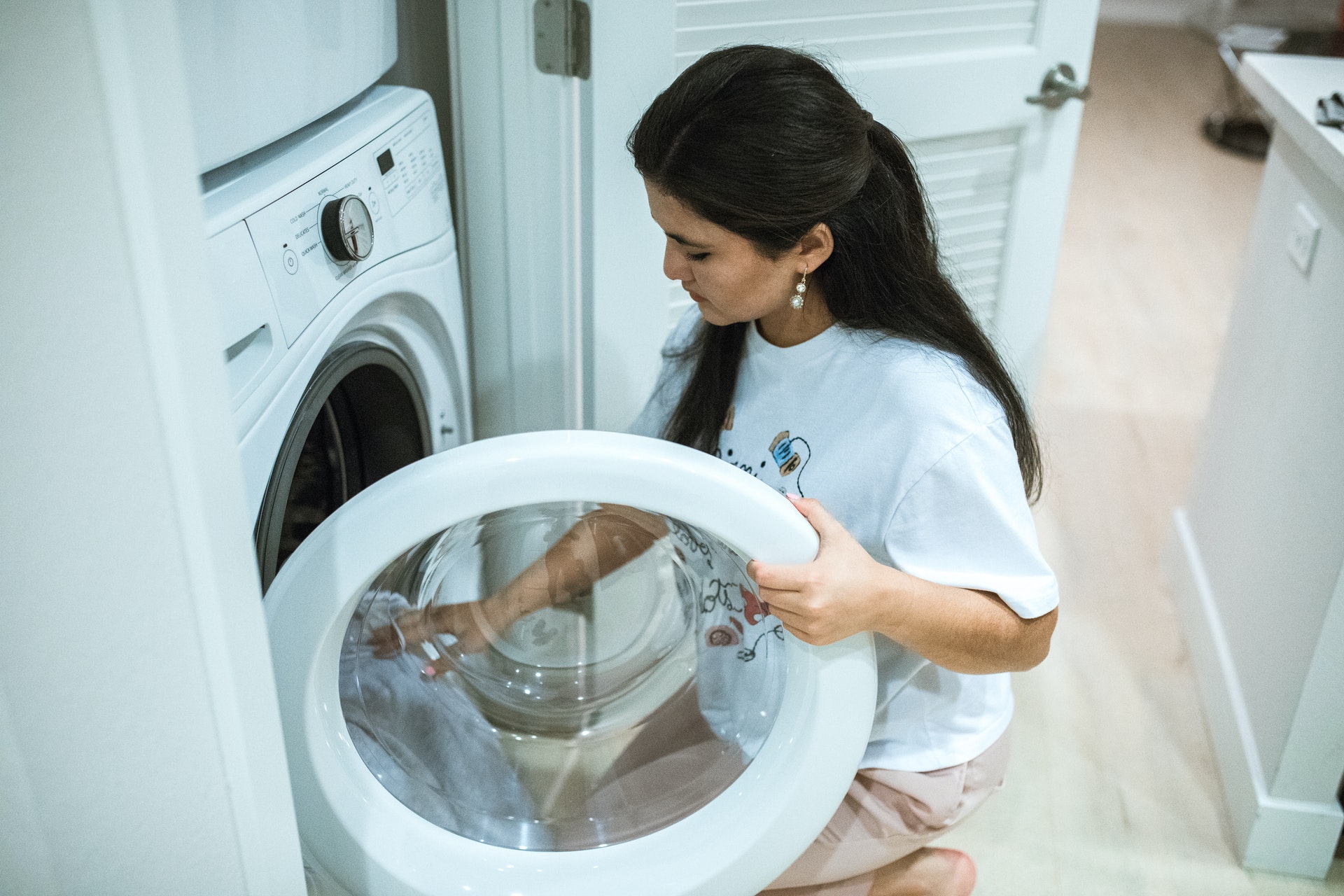femme devant sa machine à laver