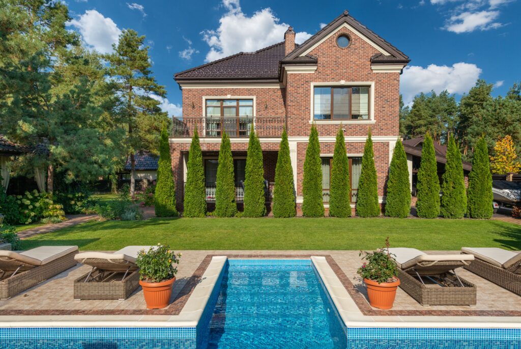 Grande maison avec grande piscine et jardin