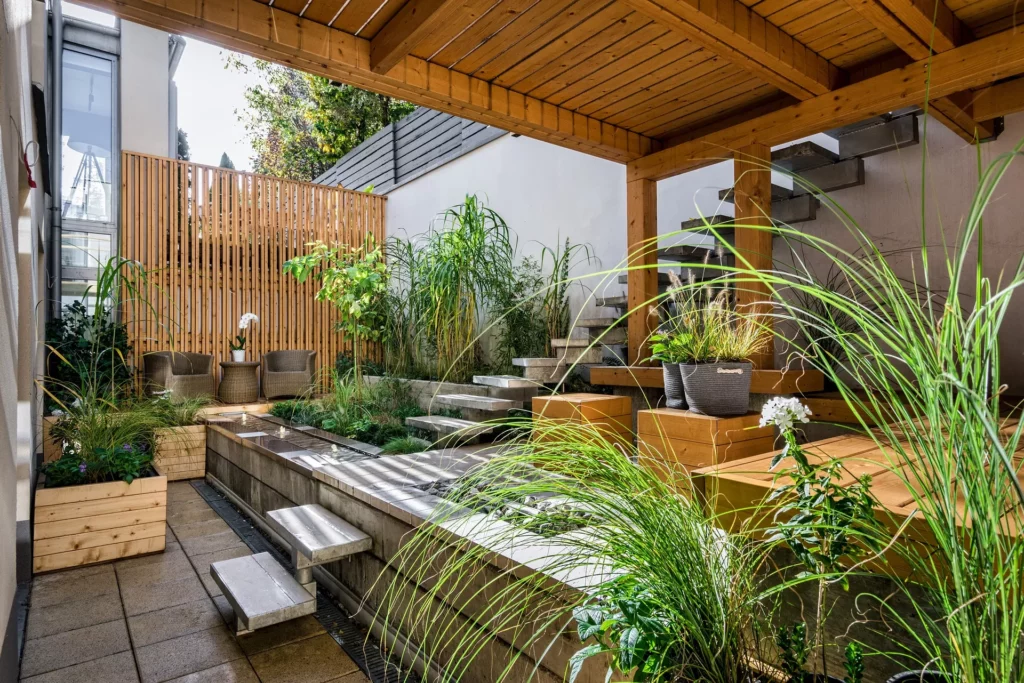 salon de jardin de luxe avec des escaliers et beaucoup de plantes vertes
