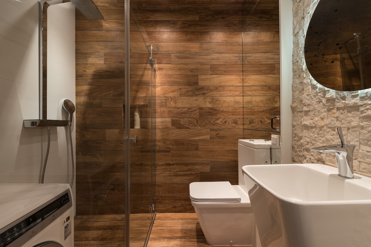 douche italienne dans salle de bain revêtement en bois