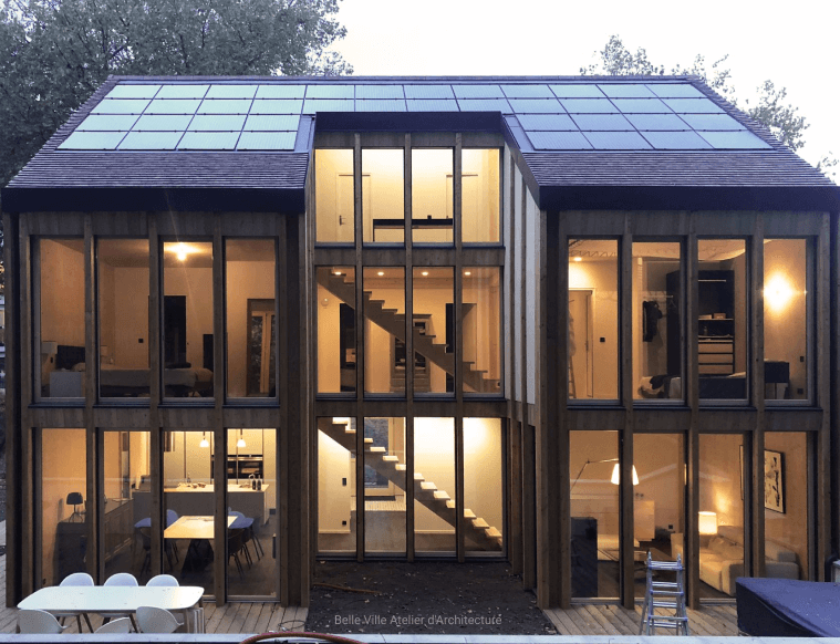 maison écologique en bois avec baies vitrées