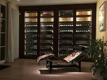 grande cave à vin haut de gamme en verre