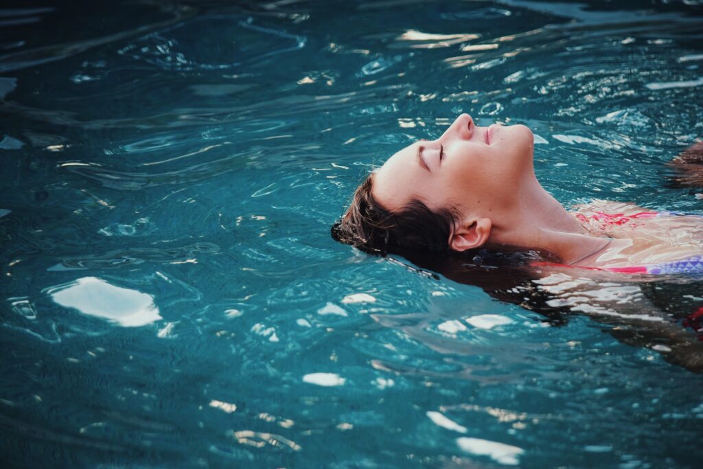 Femme se relaxant dans sa piscine