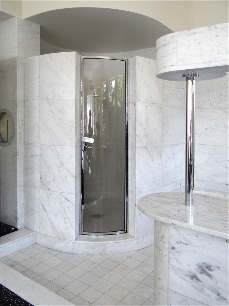 Jolie douche moderne, claire, lumineuse et vaste salle d'eau, parois marbres