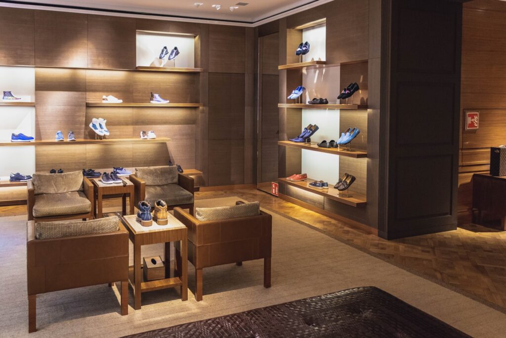 un aménagement de magasin décoration d'intérieur de chaussures pour hommes sobre et chic