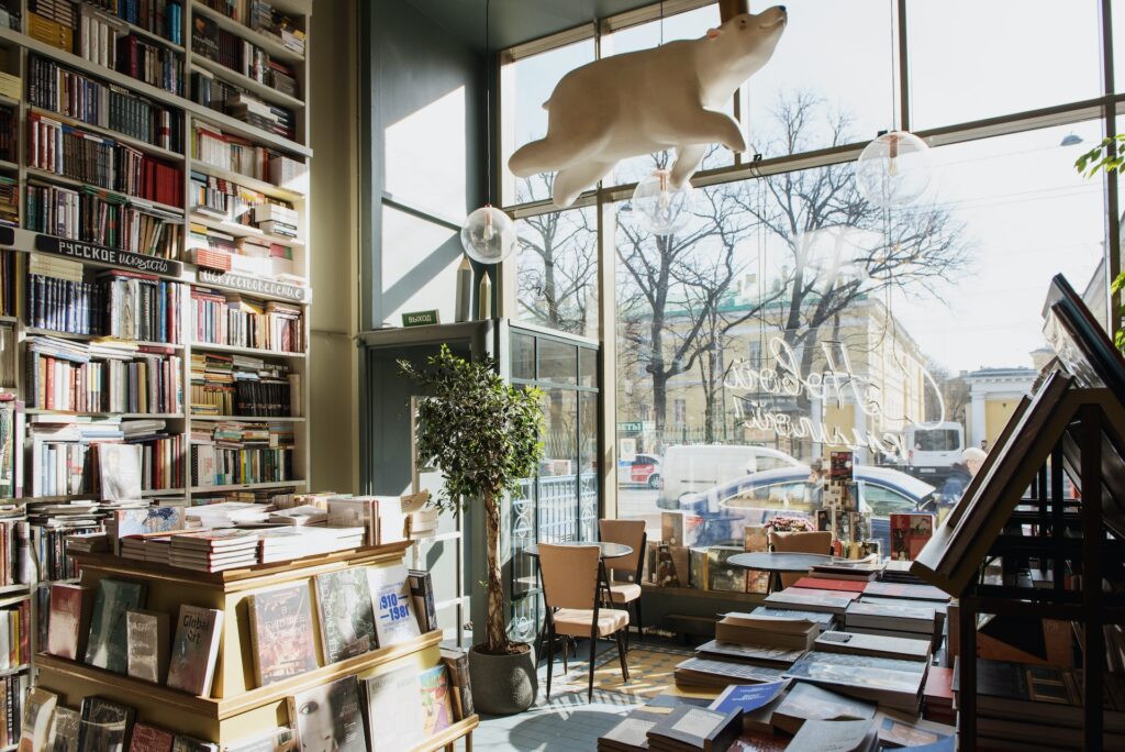 un aménagement de magasin de livres avec une grande vitrine qui laisse entrer la lumière