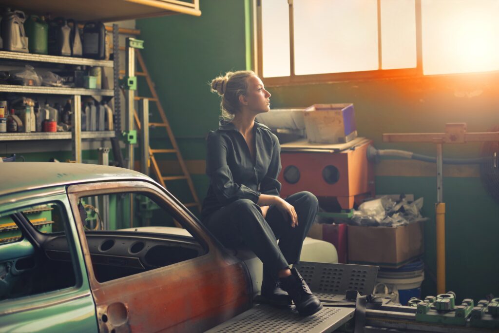 femme dans son garage à aménager