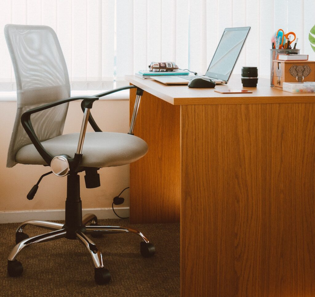un espace bureau à la maison avec une belle chaise ergonomiques moderne grise à roulettes
