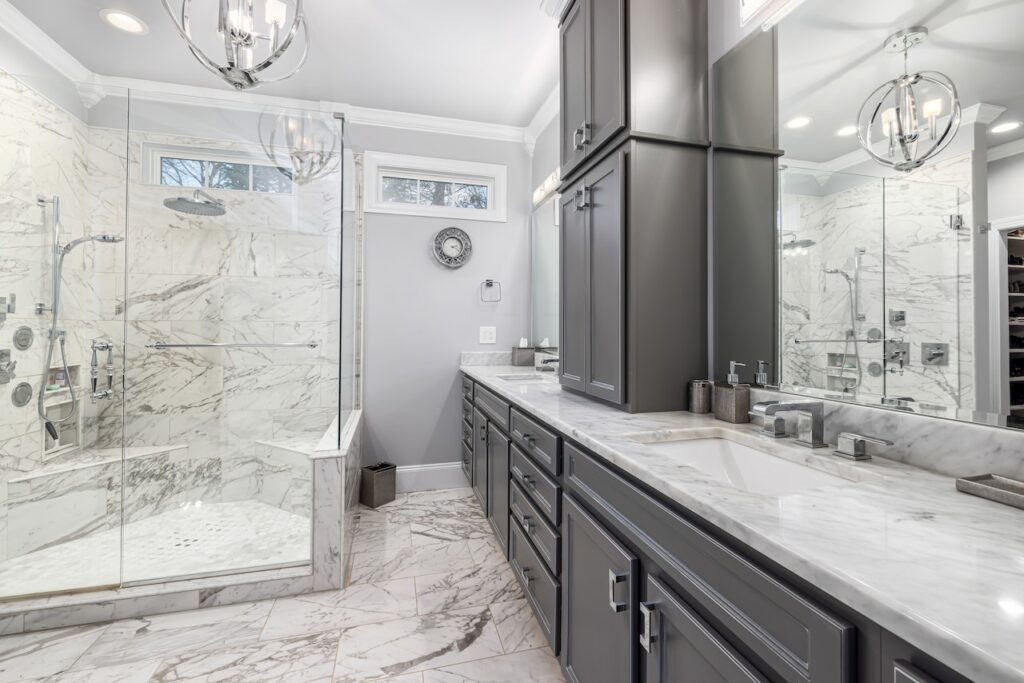 intérieur d’une maison moderne d’architecte avec une salle de bain en carrelage, céramique et marbre dans des tons gris et blancs