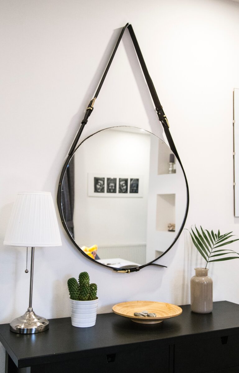 Un miroir bien placé dans l’appartement, c’est tout bête, mais c’est une façon très simple de lui donner de l’ouverture et un sentiment d’ampleur. À ne pas négliger ! 