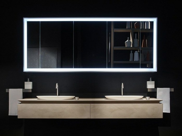 Miroir rectangulaire dans salle de bain de luxe