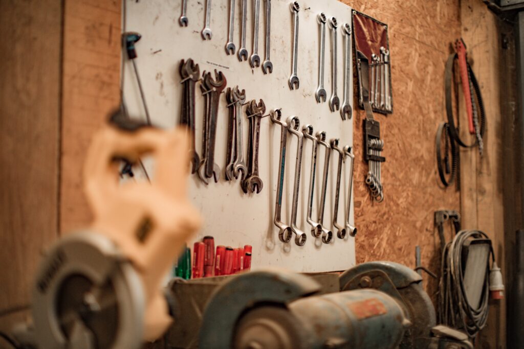 mur perforé de garage pour le rangement avec outils de bricolage
