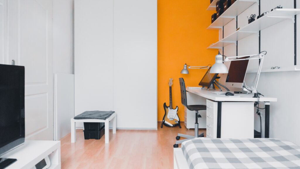 Studio moderne avec murs et meubles blancs