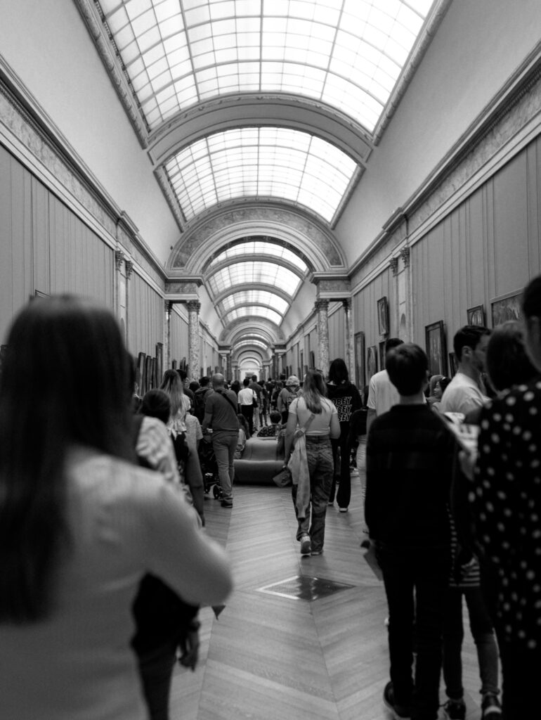 galerie du Musée du Louvre avec un parquet chevron massif