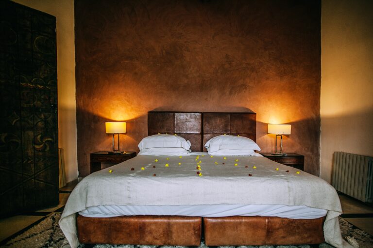 Une chambre luxueuse avec un grand lit, dotée d'une décoration épurée et raffinée