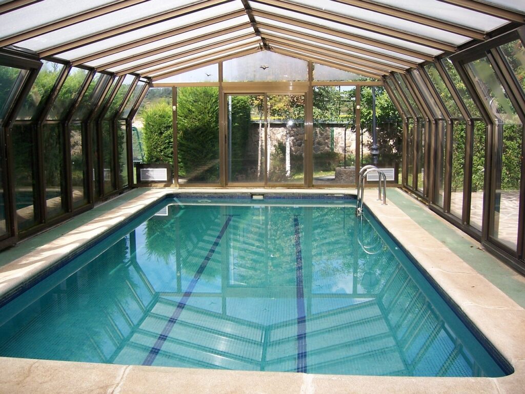 piscine chauffée dans une véranda