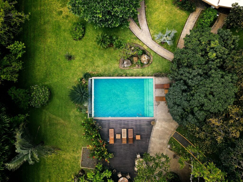 piscine chauffée dans un jardin vue de haut