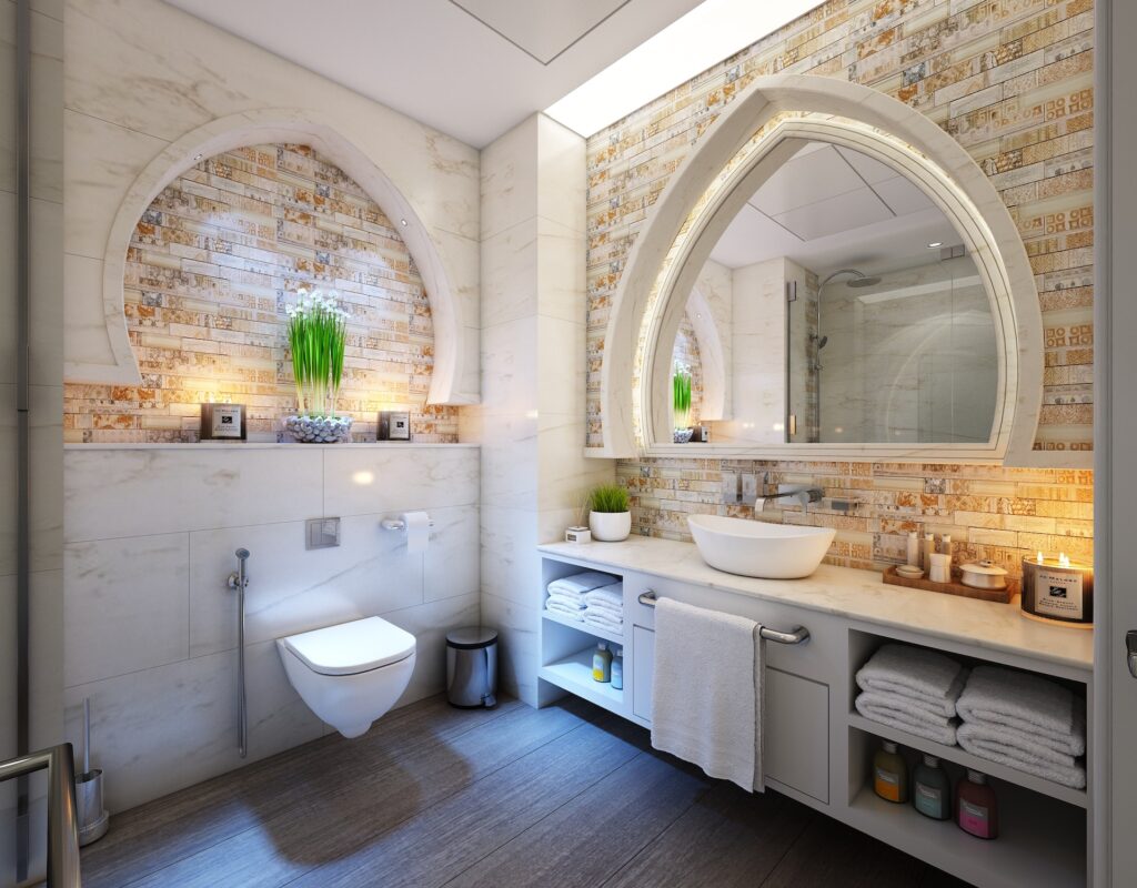 exemple de rénovation de salle de bain en appartement très moderne avec marbre, mosaïque, parquet, etc
