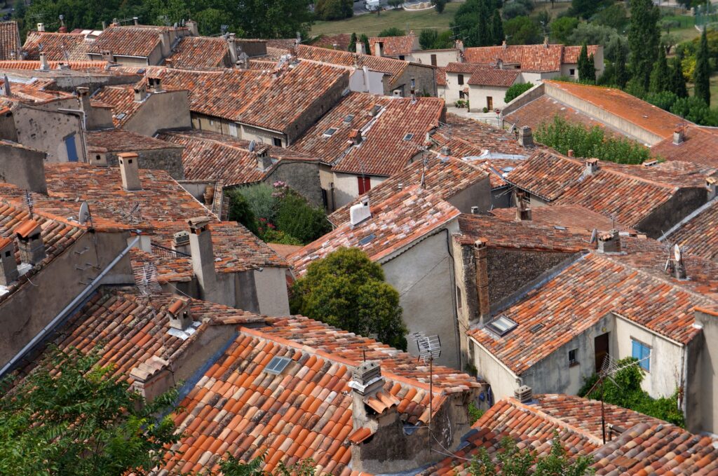 rénover la toiture, exemple d’un village aux toits de tuiles roses