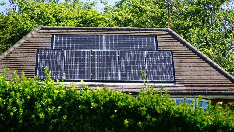 des panneaux solaires sur un toit installés lors de travaux de rénovation de maison