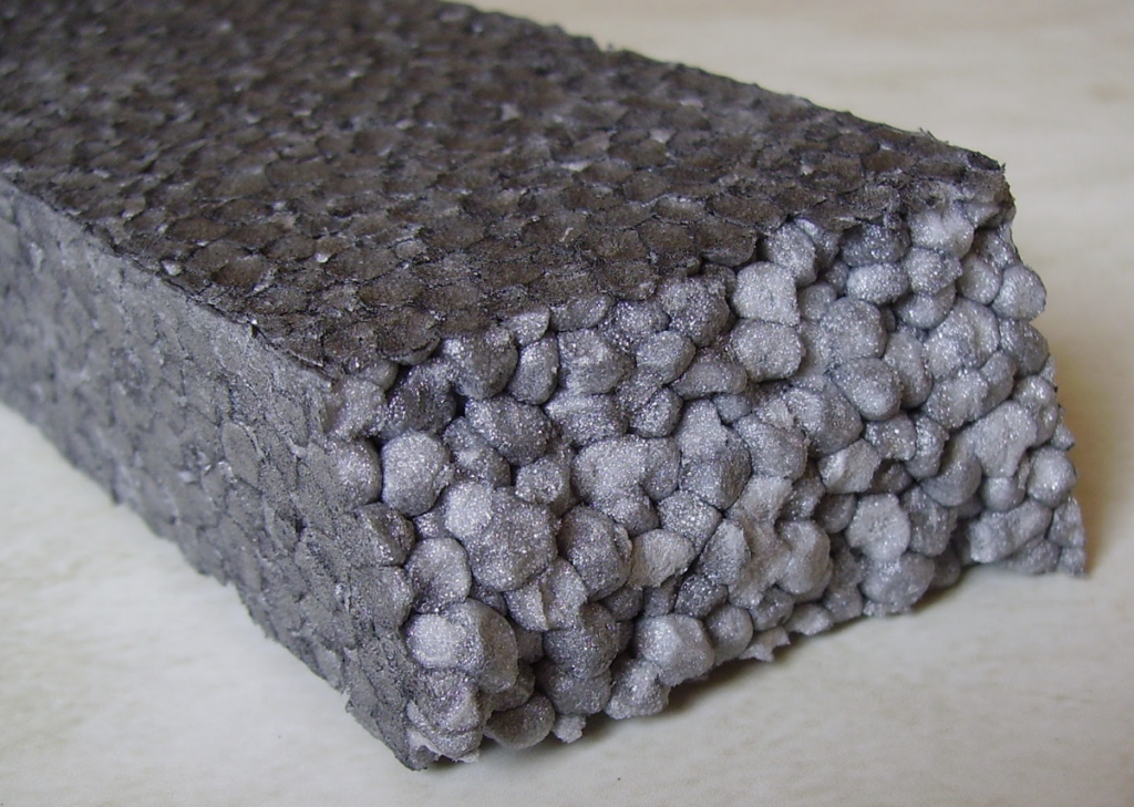 Barre d'isolant polystyrène noir en petites billes.