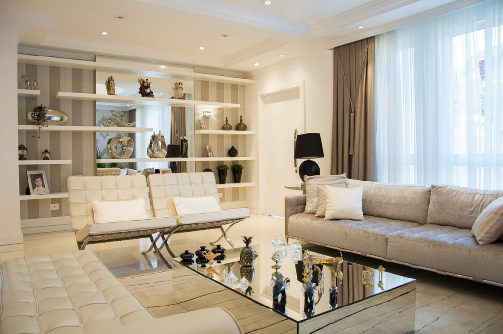 Intérieur d'un maison de luxe. Mobilier très clair, pièce grande et lumineuse avec de la décoration, des meubles de rangement et des canapés haut-de-gamme.
