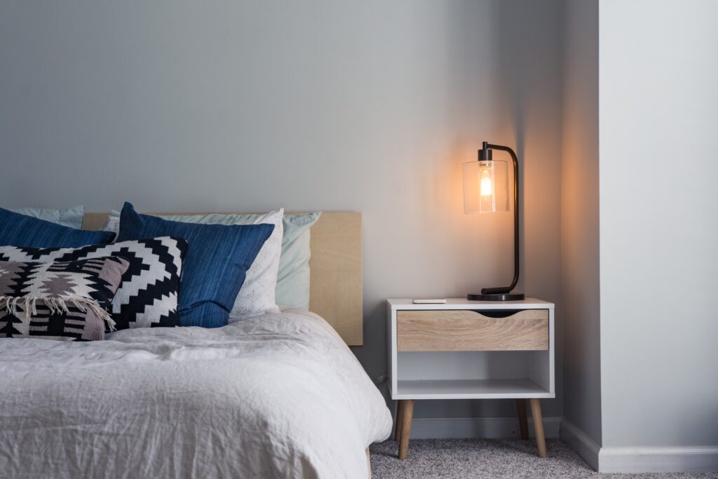 Chambre moderne avec des la couleur, une lampe de chevet effet rétro et un style en bois minimaliste dans une maison année 50.