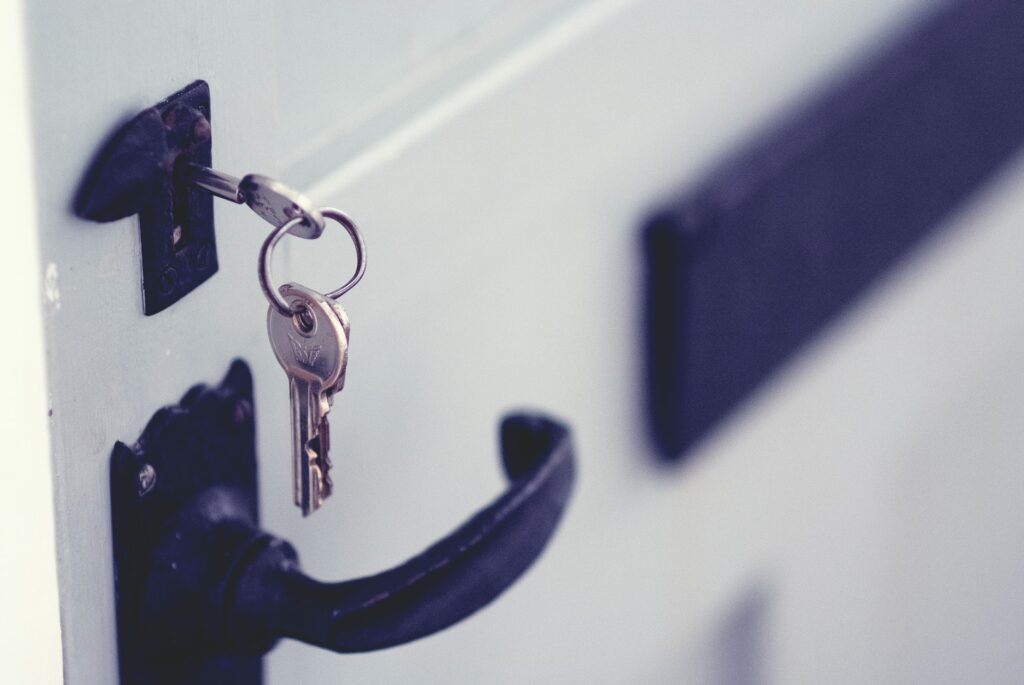 clefs sur une serrure de porte